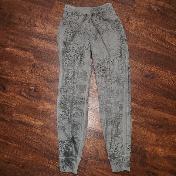 Lululemon Warm Down Jogger *7/8 Length in Thread Dye Rover Black, Size 0 - Picture 6 of 11